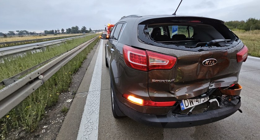 Typowe najechanie na tył na końcu zatoru tuż przed węzłem Kostomłoty. Uważajcie na utrudnienia na autostradzie A4 w kierunku Wrocławia