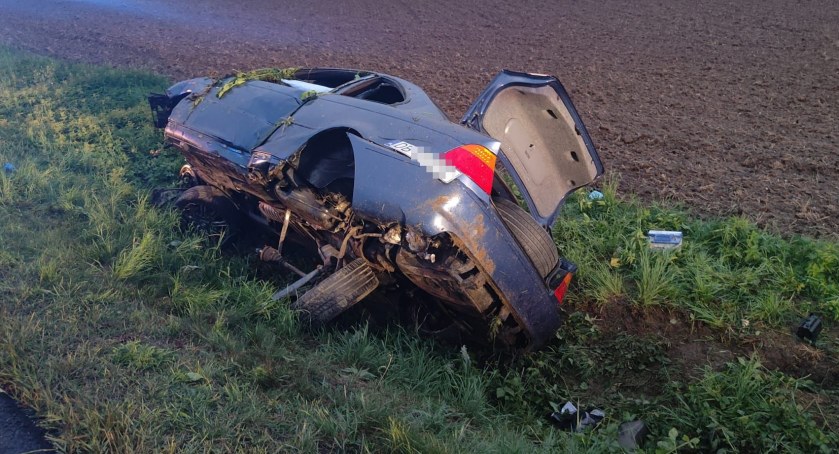 BMW wypadło z jezdni i wielokrotnie dachując pokonało odległość ponad 200 metrów. Kierowca został zabrany do szpitala