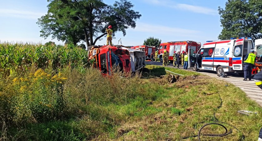Groźny wypadek w gminie Czernica. Cysterna uderzyła w busa. Na miejscu lądował LPR