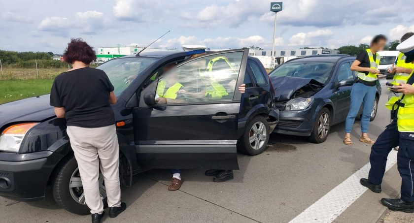 Typowe najechanie na tył z udziałem 3 aut pomiędzy węzłami Wrocław Południe i Pietrzykowice. Popołudniowe utrudnienia na A4 w kierunku granicy