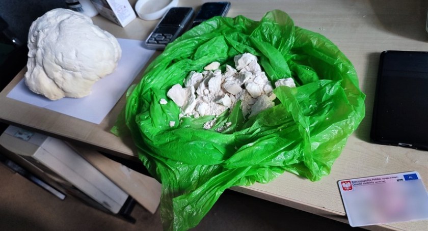 Blisko 2,7 kilograma amfetaminy w mieszkaniu, a wszystko zaczęło się od wykroczenia drogowego