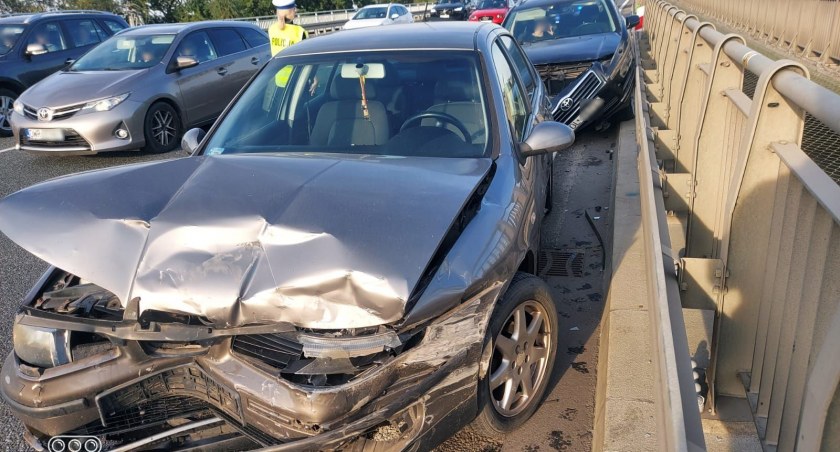 Wypadek z udziałem 3 aut osobowych na 21 kilometrze AOW w kierunku Kudowy. Jedna osoba trafiła do szpitala