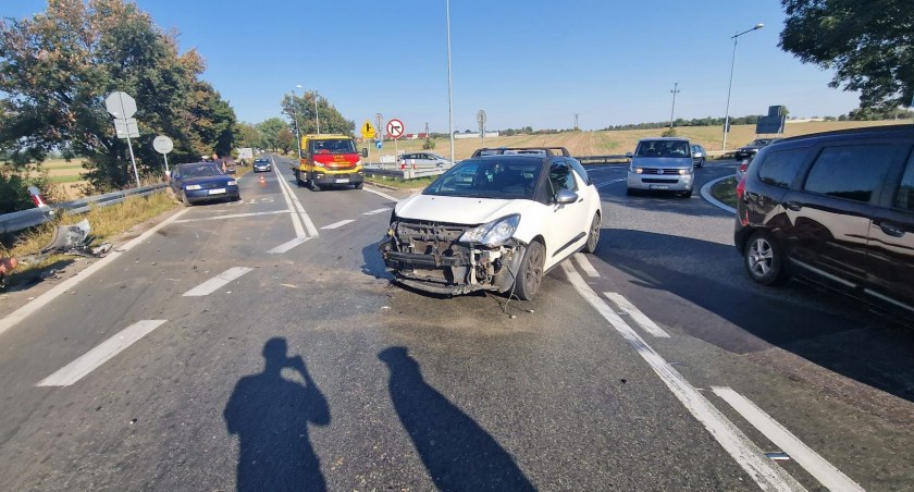 Jechał z baranami i wymusił pierwszeństwo. Groźna kolizja na węźle Kostomłoty