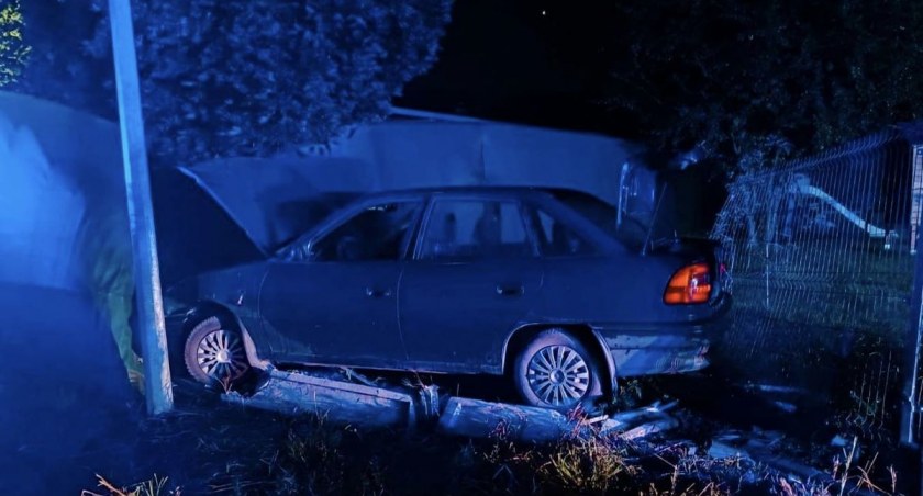Pijany i poszukiwany 17-latek rozbił kradzione auto. Prosto ze szpitala trafił do Policyjnej Izby Dziecka