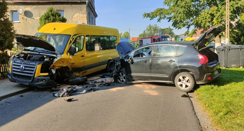 Czołowe zderzenie osobówki z busem. Jedna osoba przetransportowana do szpitala