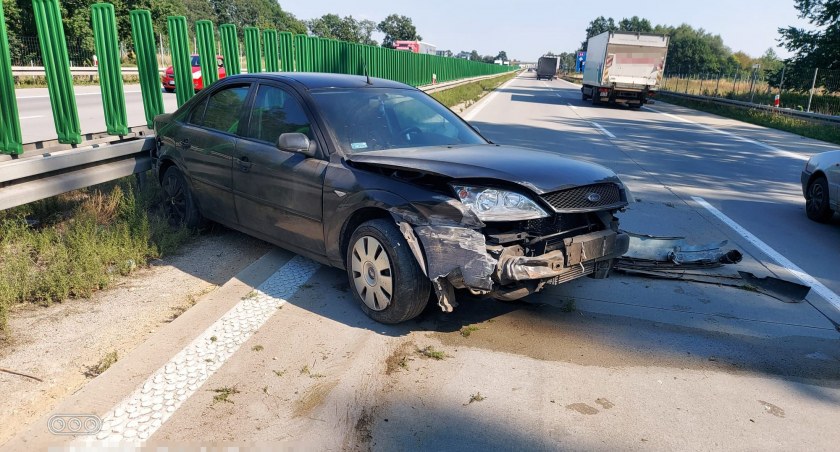 Wpadł w poślizg i uderzył w bariery. Groźna kolizja na A4 w kierunku Wrocławia