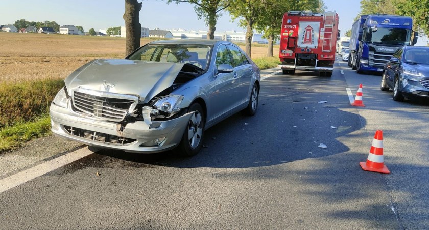 Popołudniowe utrudnienia na DK8. Klasyczne najechanie na tył w pobliżu ronda w Magnicach