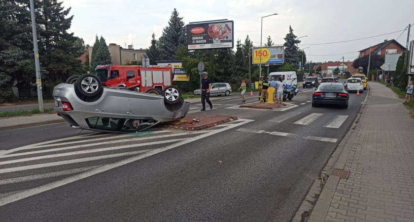 Bielany Wrocławskie. Wypadek z udziałem dwóch pojazdów osobowych i rowerzystki