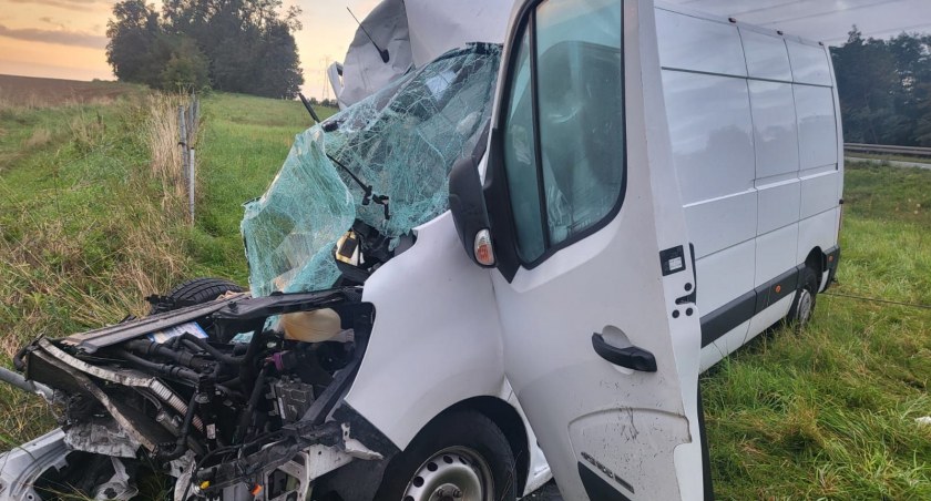 Nocny wypadek na A4. Bus uderzył w tył lawety. Do szpitala trafiły dwie osoby, stan jednej z nich jest poważny