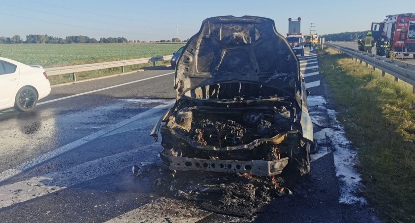 Poranny pożar osobówki na S8 pod Wrocławiem. Auto doszczętnie spłonęło