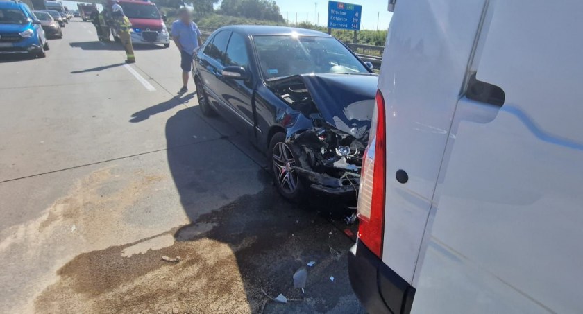 Dwie kolizje na A4 tuż przed węzłem Jarosław. Uszkodzonych łącznie 5 pojazdów i duże utrudnienia w kierunku Zgorzelca