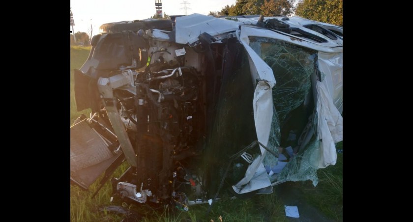 Poważny wypadek na A4 w gminie Oława. Bus z obywatelami Ukrainy wypadł z drogi i dachował. Dwie osoby trafiły do szpitala