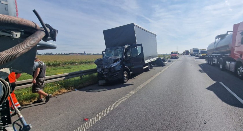 Obywatel Ukrainy uderzył busem z beczkowóz. Groźna kolizja na A4 w kierunku Wrocławia