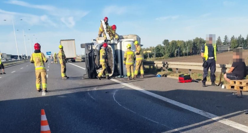Ogromne utrudnienia na AOW w kierunku Warszawy. Pijany 39-letni kierowca busa doprowadził do groźnej kolizji