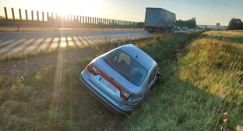 Poranne utrudnienia na A4 w kierunku Wrocławia. Osobówka wpadła do rowu