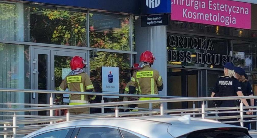 Tajemnicza walizka w banku przy Legnickiej. Na miejscu interweniowały służby