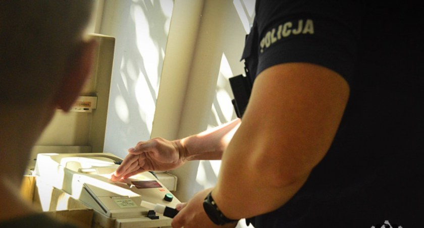 Wsiadł za kierownicę z trzema promilami alkoholu w organizmie, zakazem sądowym i cofniętymi uprawnieniami