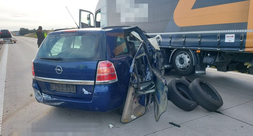 Przewoził auto lawetą, zahaczył o naczepę ciężarówki. Ogromne utrudnienia na A4 w kierunku Wrocławia