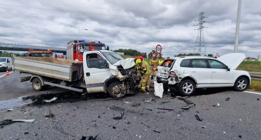 Wypadek z udziałem pojazdu dostawczego, osobówki i ciężarówki na AOW w kierunku Kudowy. Jedna osoba przetransportowana do szpitala