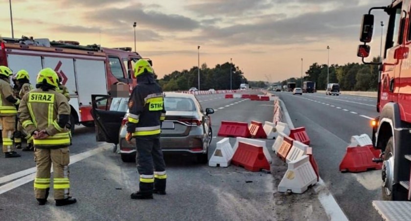 Nie zmieściła się w bramce i wjechała w separatory. Kosztowna przeprawa przez punkt poboru opłat w podwrocławskich Karwianach