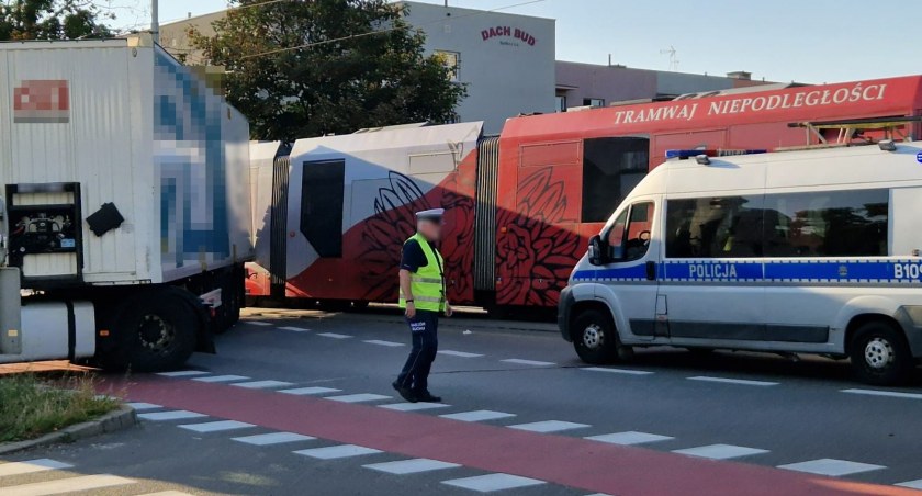 Tragiczny finał niegroźnej kolizji. Kierowca ciężarówki zmarł chwilę po zderzeniu z tramwajem na wrocławskich Krzykach