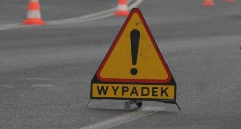 Bus uderzył w pojazd służb drogowych na A4 w pobliżu węzła Chojnów. Jedna osoba poszkodowana
