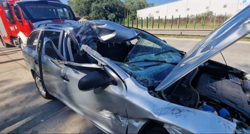 Uwaga na utrudnienia na A4 w kierunku Katowic. Pojazd osobowy uderzył w ciężarówkę, jedna osoba została przetransportowana do szpitala