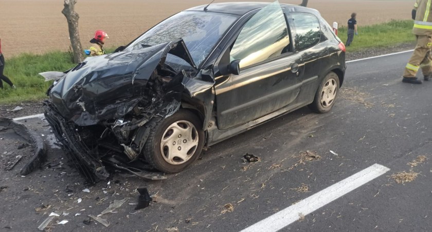 Zderzenie Peugeota z BMW na DK35 pomiędzy Gniechowicami i Siedlakowicami. Lądował LPR. Jedna osoba trafiła do szpitala