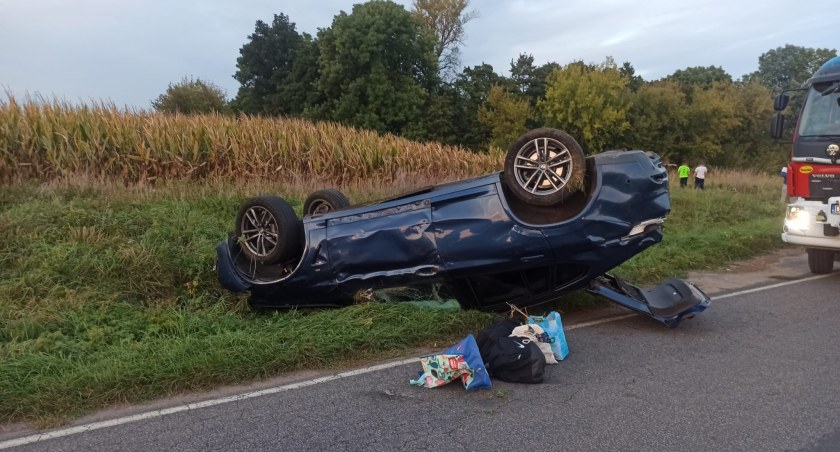 Dachowanie BMW na drodze lokalnej w gminie Kobierzyce. Dwie osoby zostały zabrane do szpitala