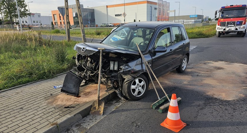 Zderzenie dwóch osobówek w miejscowości Błonie. Kierowca Mazdy wjechał wprost pod prawidłowo jadącego Volkswagena