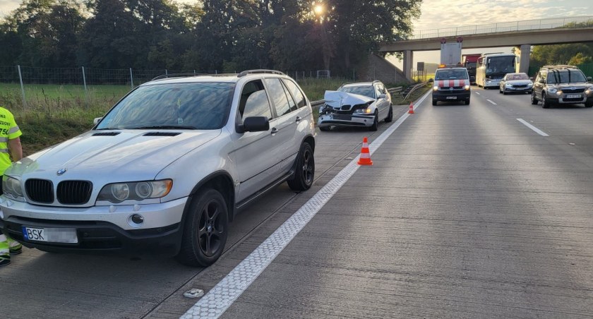 Typowe najechanie na tył dwóch pojazdów osobowych marki BMW na autostradzie A4 przed Pietrzykowicami