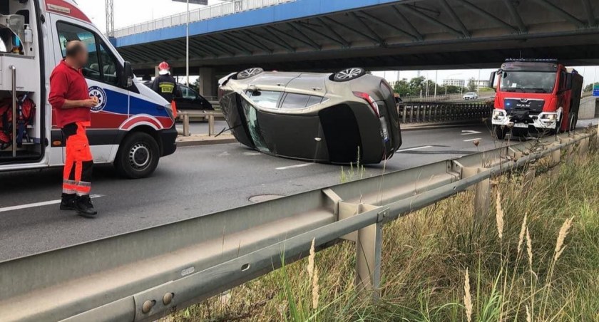 Dachowanie auta osobowego na ul. Kosmonautów we Wrocławiu przyczyną porannych utrudnień na Pilczycach