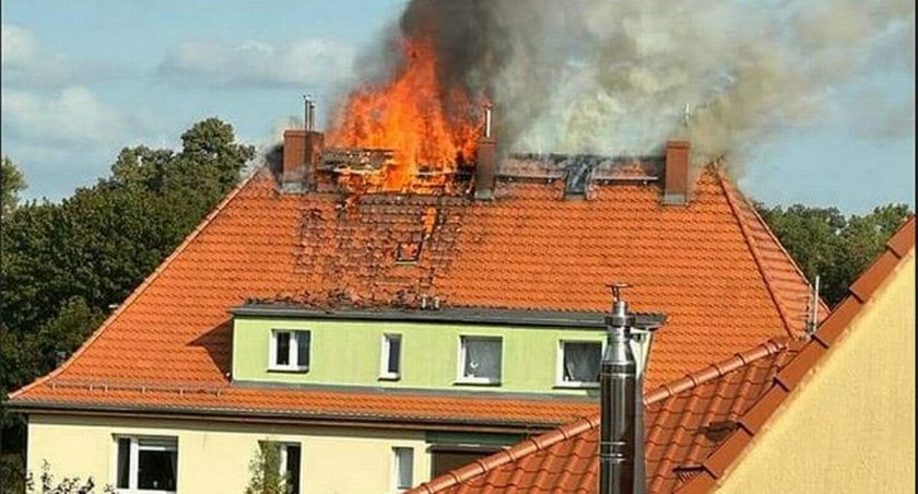 Pożar budynku w Jaworze - dzięki szybkiej reakcji mieszkańców i działaniom jaworskich policjantów, nikt z mieszkańców nie odniósł obrażeń