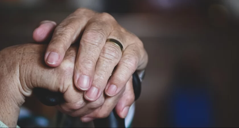 Seniorka z Jeleniej Góry uwierzyła, że bierze udział w akcji policyjnej i straciła 133 tysiące złotych. Uważajmy na oszustów!