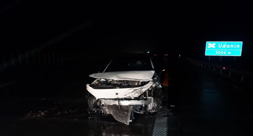 Ślisko na A4. Poważne kolizje na łuku autostrady za węzłem Jarosław. Dwa pojazdy wpadły w poślizg i uderzyły w bariery