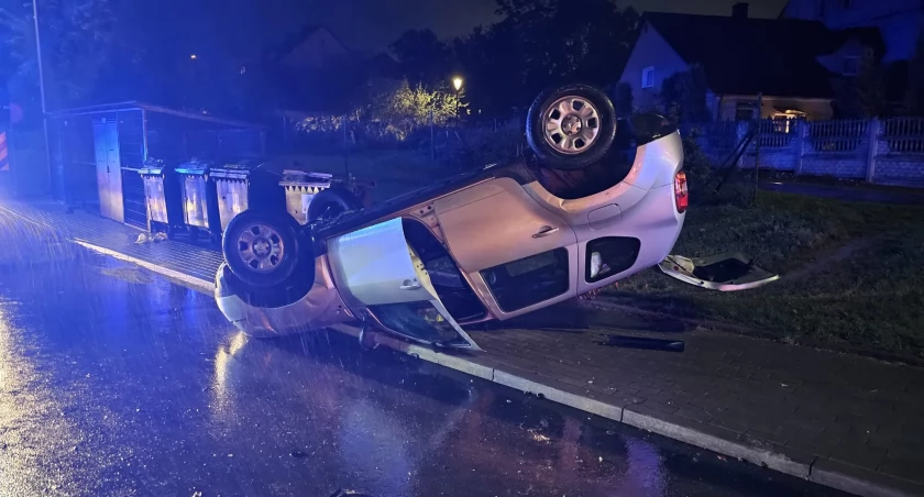 Dachowanie na drodze lokalnej w terenie zabudowanym. Groźna kolizja dwóch aut osobowych w Kątach Wrocławskich