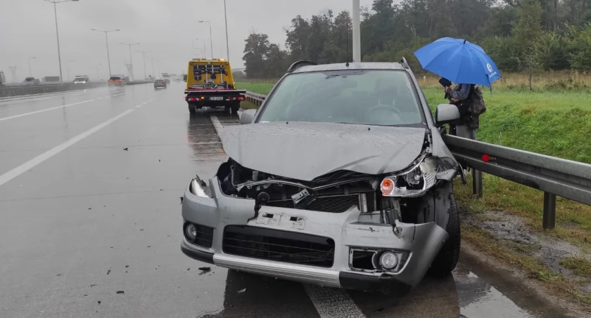 Auto osobowe wpadło w poślizg i uderzyło w bariery na zjeździe z AOW na A4