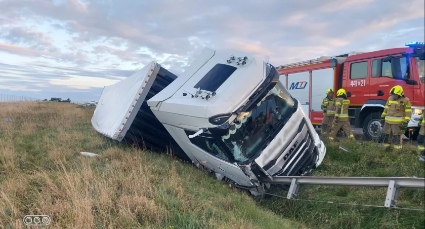Ciężarówka wypadła z jezdni na 108 kilometrze A4. Poważne utrudnienia na autostradzie w kierunku Zgorzelca