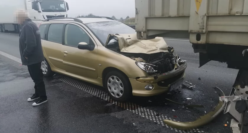 Auto osobowe wjechało w naczepę ciężarówki na końcu zatoru przed Punktem Poboru Opłat w podwrocławskich Karwianach