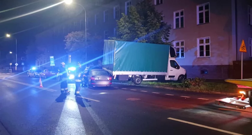 Pijana kobieta staranowała autem osobowym zaparkowany pojazd dostawczy przy ulicy 3 maja w Oławie