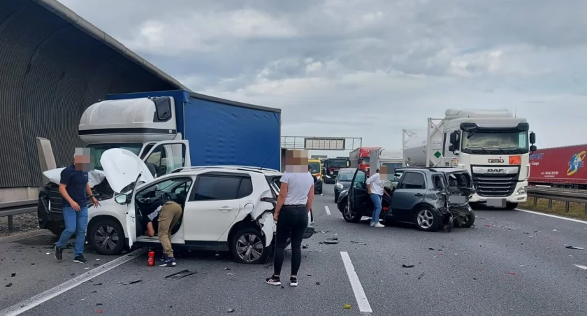Kolizja z udziałem busa i dwóch osobówek na AOW tuż przed zjazdem na A4