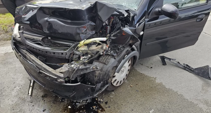 Wypadek z udziałem osobówki i pojazdu ciężarowego na A4 w kierunku Katowic. Jedna osoba przetransportowana do szpitala