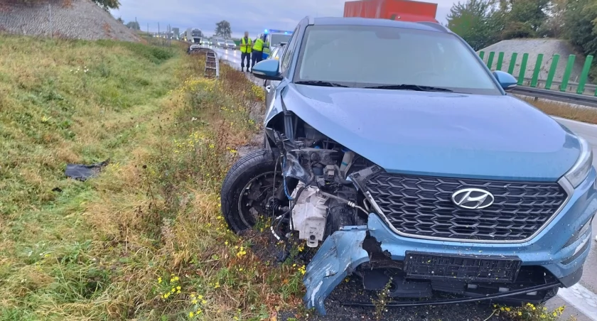 Auto osobowe wjechało w bariery energochłonne na A4 przed węzłem Budziszów. Popołudniowe utrudnienia na autostradzie w kierunku Wrocławia