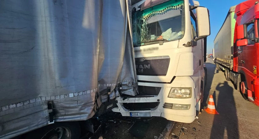 Poważne utrudnienia na A4 w kierunku Wrocławia. Tuż za węzłem Kostomłoty zderzyły się trzy ciężarówki i dwa auta osobowe