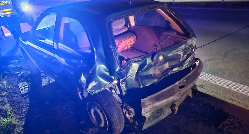 Nocna kolizja pomiędzy węzłami Pietrzykowice i Kąty Wrocławskie. SUV marki Ford wjechał w tył niewielkiego Opla