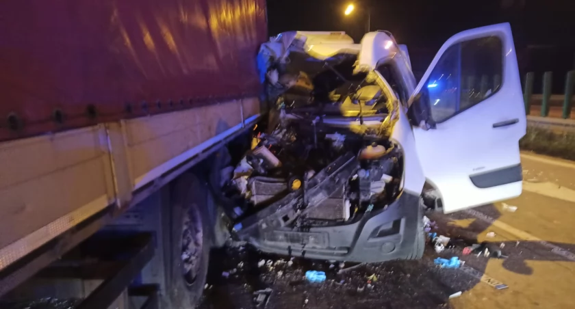 Auto dostawcze z potężną siłą uderzyło w naczepę ciężarówki na węźle Bielany Wrocławskie. Jedna osoba w stanie ciężkim trafiła do szpitala
