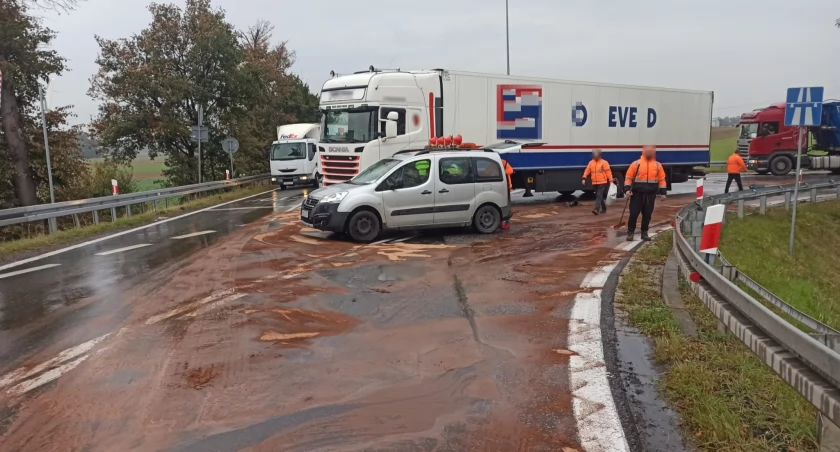 Potężna plama oleju napędowego na węźle Kostomłoty po kolizji auta osobowego z ciężarówką. Uwaga na utrudnienia na A4 w kierunku Zgorzelca