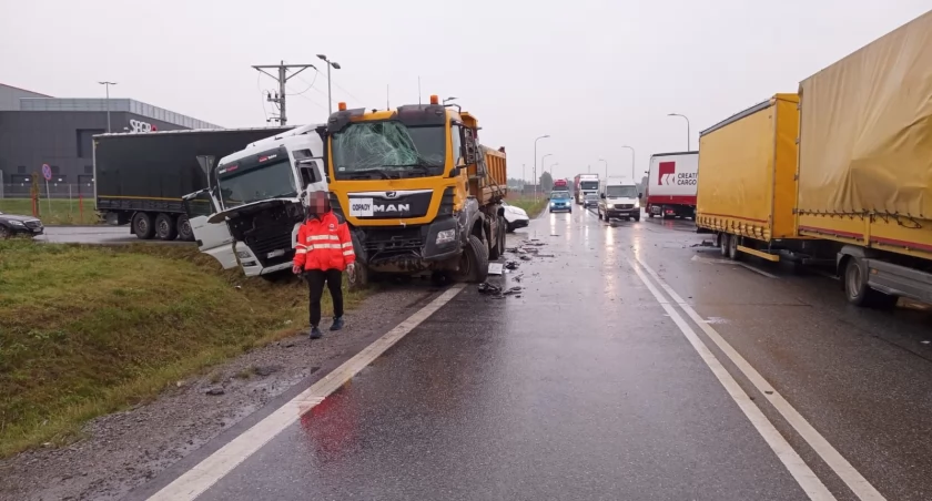 Wypadek z udziałem trzech ciężarówek na węźle Pietrzykowice. Jedna osoba została przetransportowana do szpitala