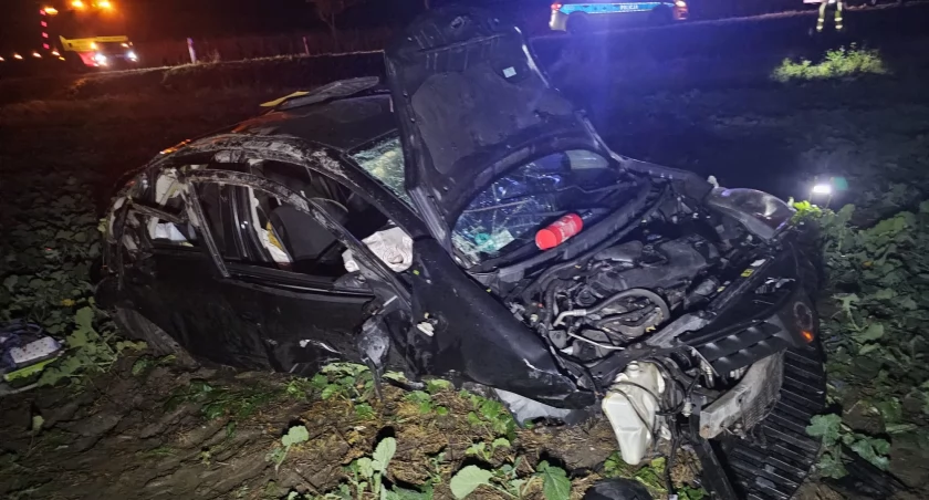 Groźny wypadek na DK94 pod Środą Śląską. Auto osobowe wypadło z drogi i dachowało. Jedna osoba została zabrana do szpitala