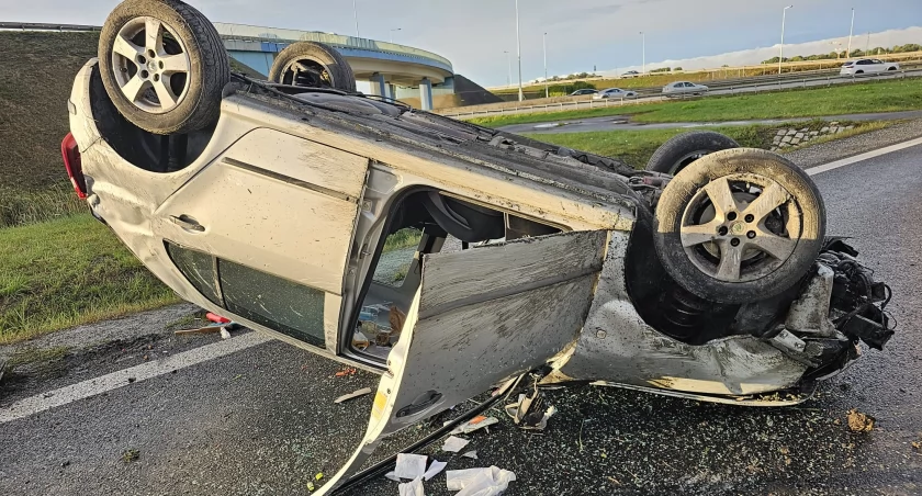 Dachowanie auta osobowego na zjeździe z AOW na A4 w kierunku Bielan Wrocławskich. Jedna osoba została zabrana do szpitala
